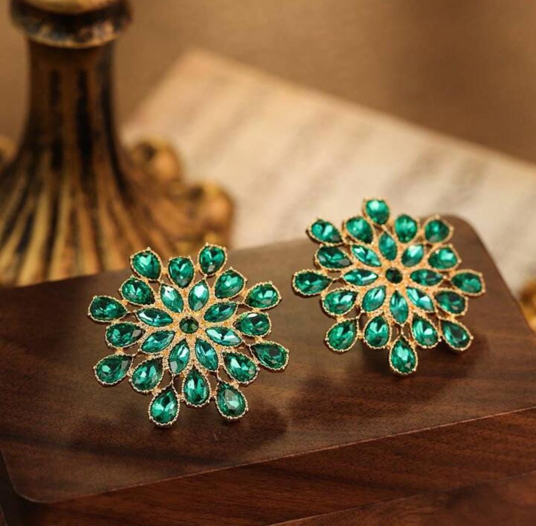 Clazona Studs